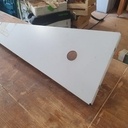 La surface lisse glisse parfaitement sur le bois