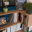 Une longue étagère zigzag sur trois murs