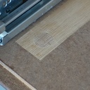 Le pied à travers son support