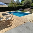 Terrasse bois autour d'une piscine