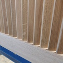 Placard en chêne ciré avec des portes persiennes coulissantes