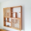 Petite étagère avec des portes cannées.