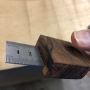 On relâche, et la surface en papier de verre est collée par l'aimant sur le réglet