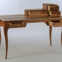 Bureau aux pieds Louis XV - photo © Philippe Fournier