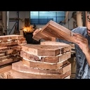 Une table à café sculptée dans un bloc massif