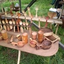 Des cuillères, des bols, des chopes, un stand des festivals...