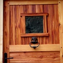 Porte d'entrée d'une vieille maison en mélèze