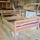 Le lit en cours de finition à l'atelier