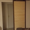 Une porte coulissante en sapin finition rubio