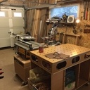 Vue depuis l'entrée côté jardin, au fond le stock de bois et la rabo-dégau