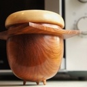 Un gland à pattes pour les noisettes.