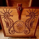 Coffre à jouets, chêne et cuir.