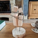 Petits couples fait de bois et de clous