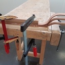 Petite table avec des pieds en lamellé collé