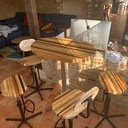 Mange debout et tabourets