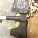 Un zoom sur les têtes des haches