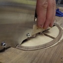 photo prise après le raclage. je travaille à deux mains, une au centre pour mainteir l'outil dans les coulisses, l'autre pour tenir le racloir et racler.