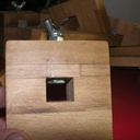 La tête du boulon qui descend sur la tige