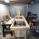 Un établi type MFT de 1,60m x 0,7m x 0,90m (hauteur) avec un mur en French Cleat