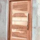 Porta pivotante em cedro