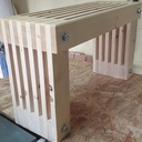 Petit banc assemblé par tiges filetées