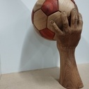 Main sculptée et ballon en bois