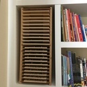 A sa place ! ( il est droit ! c est l etagere qui est pas droite )