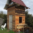 La cabane terminée avec toit, bardage, porte et fenêtres :-D
