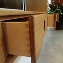 Ébrasement, tiroirs et banquette.