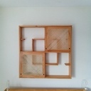 Petite étagère avec des portes cannées.