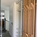 Entrée agencée avec claustra coulissant