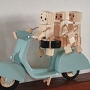 Petits robots en bois et ficelles