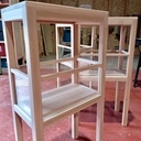 Trois petits présentoirs.