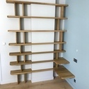 Bibliothèque en chêne massif pour masquer une gaine technique