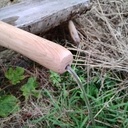 Une Couade aux outils à main