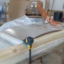 Collage sous vide de la façade avec pompe à vide de fabrication maison.