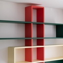 Des étagères en couleurs