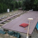 Terrasse de piscine en bois composite