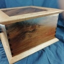 Coffret à queues d'arondes en noyer et chêne