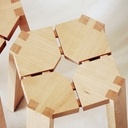 Petit tabouret aux pieds flottants