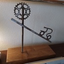 Cycliste dans l'effort , alliant métal et bois.  juin 2023