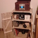 Range CD-vinyles et porte tourne-disque.