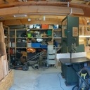 Partie gauche : étagères jardinage, chutes, et surtout, la vieille scie à ruban !