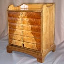 Petit meuble à tiroirs de bureau.