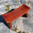 Petit banc taillé dans la masse