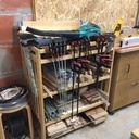 La pièce maitresse de l'atelier : la table à langer recyclée en chariot à chutes et serre-joints