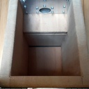 L'intérieur avec la plaque de métal et la rainure d'évacuation au fond