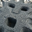 Sculpture et pedalboard en bois brûlé