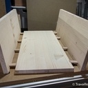 Un lit de poupée en bois