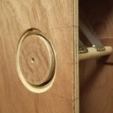 La molette servant à embrayer le timbre, fixée sur un bout de manche à balai.